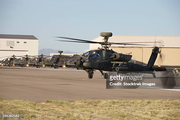 ah-64d apache longbow taxiing out to the launch pad during excercise angel thunder 2013. - arizona angel thunder fotografías e imágenes de stock