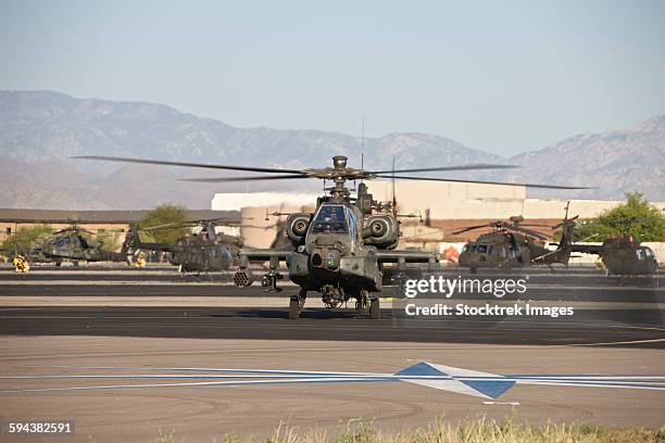 ah-64d apache longbow taxiing out to the launch pad during excercise angel thunder 2013. - ah 64 longbow stock pictures, royalty-free photos & images