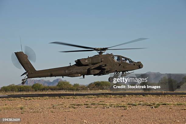 ah-64d apache longbow lifts off on a mission during exercise angel thunder 2013. - arizona angel thunder fotografías e imágenes de stock