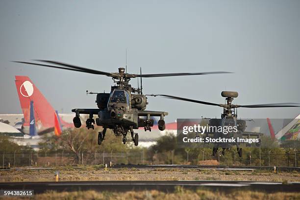 a pair of ah-64d apache longbow helicopters lift off on a mission in support of exercise angel thunder 2013. - ah 64 longbow 個照片及圖片檔