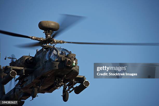 ah-64d apache longbow lifts off on a mission in support of exercise angel thunder 2013. - arizona angel thunder fotografías e imágenes de stock