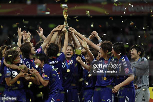 Regt den WM Pokal stolz in den Abendhimmel Homare Sawa Japan mit ihrer Mannschaft Finale final Japan - USA FifA Frauen Fussball WM Weltmeisterschaft...