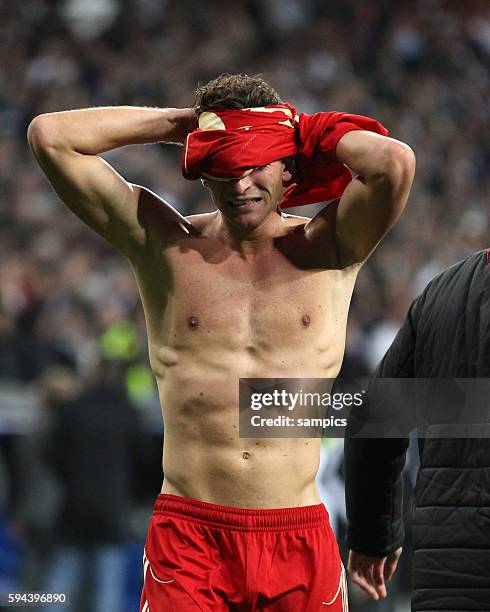 Schreit seine Freude nach dem Finaleinzug raus ..Mario GOMEZ FC Bayern München mit nackten Oberkörper Fussball Championsleague Halbfinale Real Madrid...