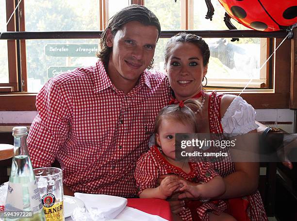 Daniel VAN BUYTEN FC Bayern Munchen und seine Frau Celine Oktoberfestbesuch des FC Bayern Munchen