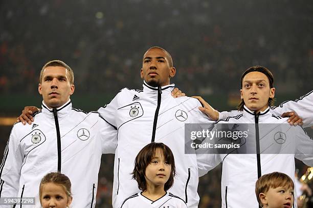 Deutsche Spieler mit Mirgationshintergrund beim Sngen der Nationalhymne Lukas Podolski , Jerome Boateng Ghana , und Mesut Özil Türkei Fussball...