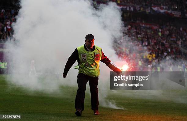 Bengalisches Feuer Leuchtfeuer auf dem Platz geworfen von Kratien Fans wird von Ordner entfernt Vorrunde Spiel 10 Gruppe Gruppe C Italien 1 Fussball...