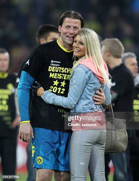 Roman Weidenfeller Borussia Dortmund mit seiner Freundin Lisa Borussia Dortmund feiert die deutsche Fussballmeisterschaft durch den Sieg gegen...