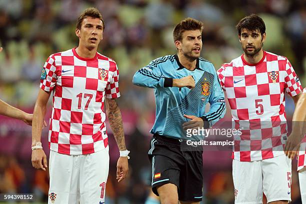 Mario Mandzukic Croatia Kroatien Gerard Pique Vedran Corluka Croatia Kroatien Vorrunde Gruppe C Spiel 20 Kroatien - Spanien Croatia 1 Fussball EM...