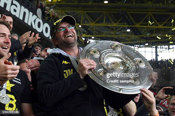 Trainer Jürgen Juergen Klopp Borussia Dortmund mit Meisterschale Fussball Saison 2011 / 12 1 Bundesliga Borussia Dortmund SC Freiburg 4:0 Deutscher...