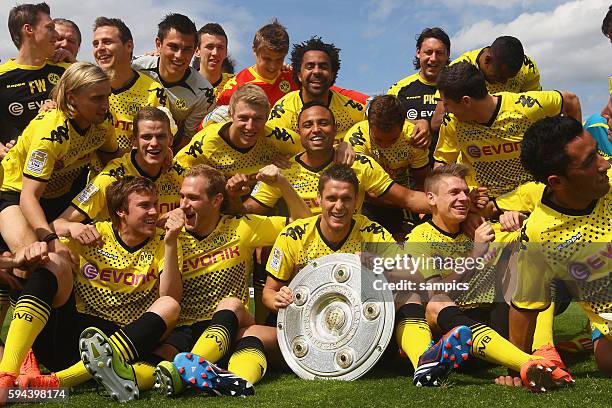 Die Mannschaft des deutschen Meisters Borussia Dortmund präsentiert auf dem Trainingsgelände die Meisterschale nachdem es bei den Feierlichkeiten am...