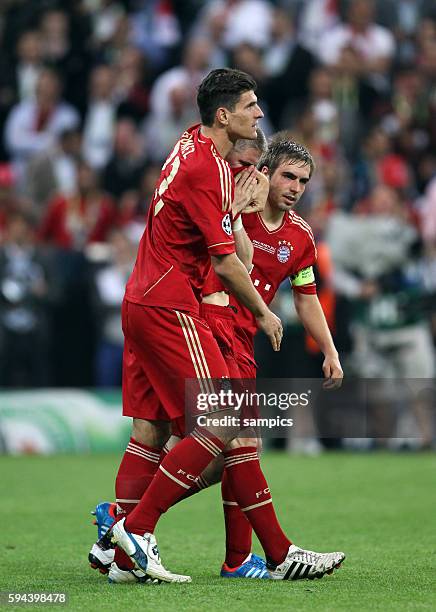 Bastian Schweinsteiger am Ende nach seinem verschossenen Elfmeter wird von Mario Gomez und Philipp Lahm getröstet Uefa Championsleague Finale : FC...