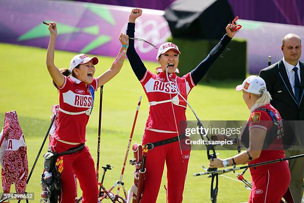 Jubel Russland mitte : Inna STEPANOVA , links : Kristina TIMOFEEVA , rechts Ksenia PEROVA Olympische Sommerspiele 2012 London : Bogenschiessen...