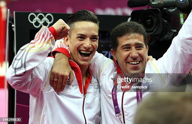 Marcel Nguyen gewinnt die Silbermedaille am Barren und freut sich mit seinem Trainerv Valeri Belenki Olympische Sommerspiele 2012 London : Turnen...