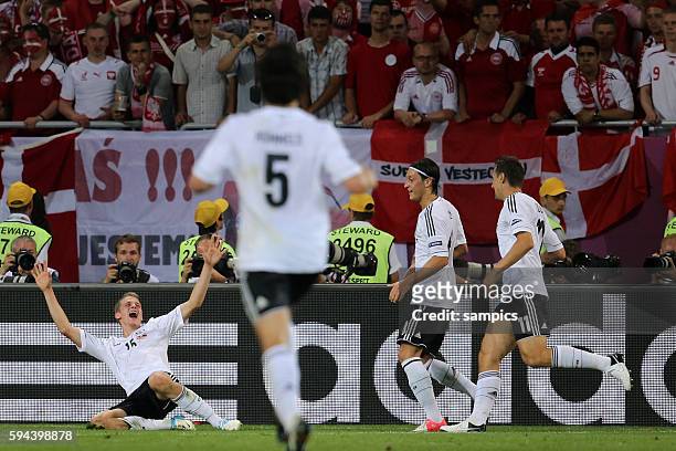 Jubel von Lars Bender Deutschland nach dem 1:2 mit Mesut Ösil Oesil Deutschland Vorrunde Gruppe B Spiel 20 Dänemark - Deutschland - Denmark 2...