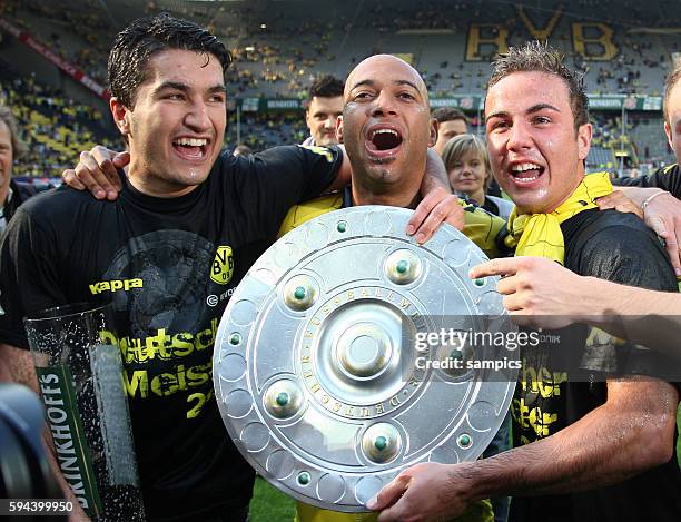 Dede De Deus Santos mit Meisterschale und Nurin Sahin und Mario Götze Goetze Fussball Bundesliga Deutscher Fussball Meister 2010 / 2011 Borussia...