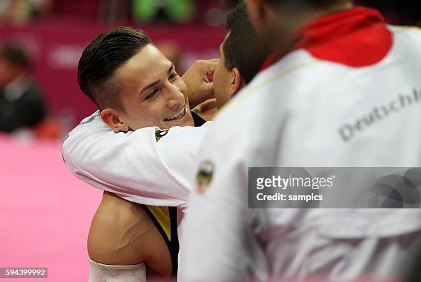 Marcel Nguyen gewinnt die Silbermedaille am Barren und freut sich mit seinem Trainerv Valeri Belenki Olympische Sommerspiele 2012 London : Turnen...