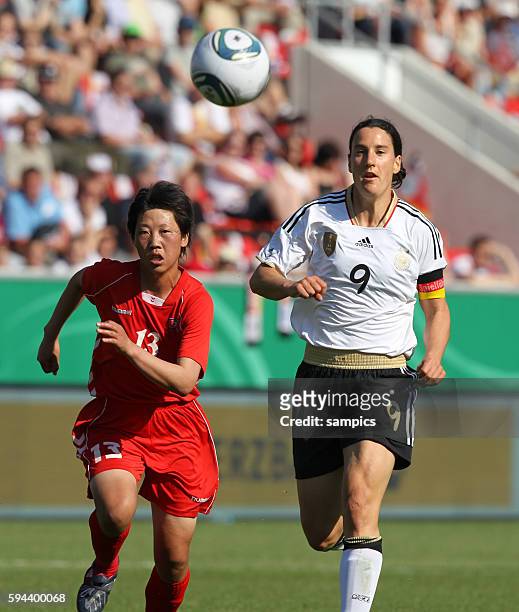 Birgit Prinz gegen Un Ju Kim Frauenfussball Länderspiel Deutschland - Nordkorea Korea DVR 2:0 am 21. 5. 2011