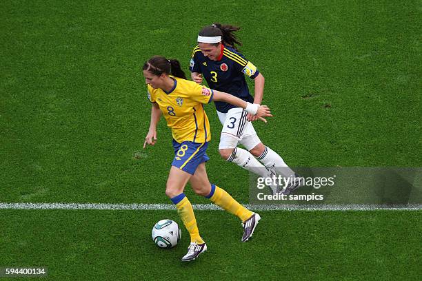 Lotta Schelin gegen Natalia Gaitan Vorrunde GruppeC Kolumbien 1 Colombia Sweden 0:1 FifA Frauen Fussball WM Weltmeisterschaft 2011 in Deutschland...