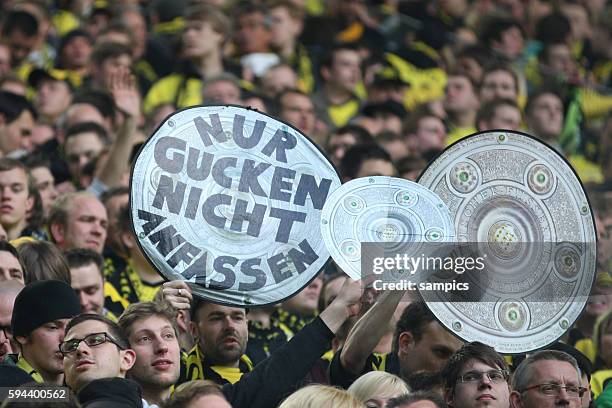 Nur Gucken nicht anfassen Schale Borussia Dortmund feiert die deutsche Fussballmeisterschaft durch den Sieg gegen Mönchengladbach Fussball 1...