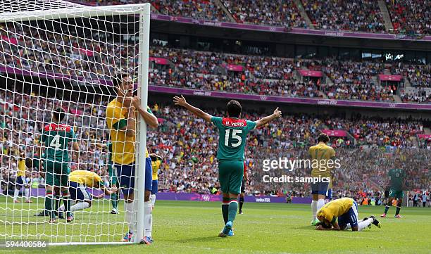 Hängt im Netz , Nestor Vidrio Neymar am Boden Olympische Sommerspiele 2012 London : Fussball Männer Finale Brasilien 2 Wembley Stadion Olympic Summer...