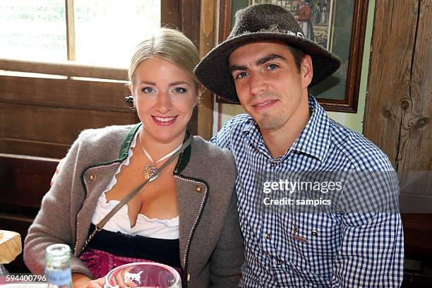 Phlipp LAHM FC Bayern München mit Frau Claudia auf dem Münchner Oktoberfest Wiesnbesuch des FC Bayern München