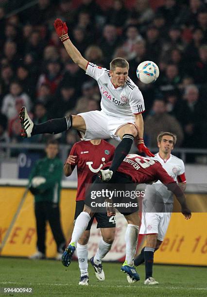 Bastian SCHWEINSTEIGER FC Bayern München fällt über M Schmiedebach 1 Bundesliga Fussball Hannover 96 - FC Bayern München Saison 2011 / 2012