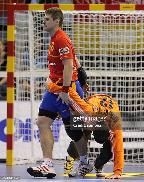 Silvio Heinevetter hängt an Julen AQUINAGALDE Handball Männer Weltmeisterschaft Viertelfinale : Spanien - Deutschland mens ihf handball...