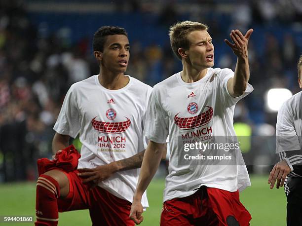 Müssen wegen einer Gelbsperre im Finale in München leider nur zusehen Holger Badstuber FC Bayern München und Luiz GUSTAVO FC Bayern München Fussball...