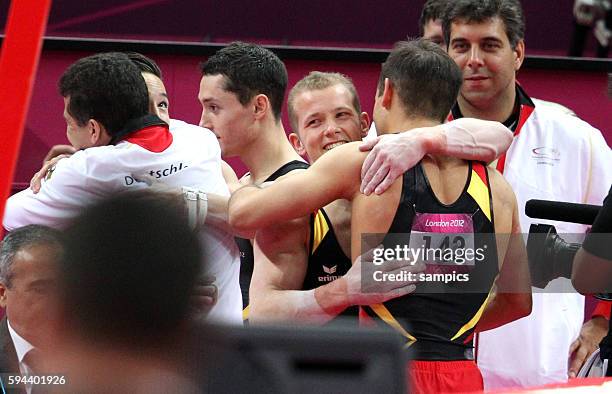 Fabian Hambüchen Hambuechen freut sich mit Sebastian Krimmer Olympische Sommerspiele 2012 London : Turnen Männer Qualifikation Olympic Games 2012...