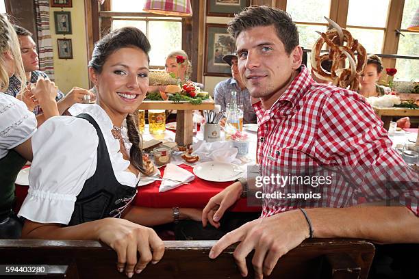 Mario GOMEZ FC Bayern München mit Silvia Meichel auf dem Münchner Oktoberfest Wiesnbesuch des FC Bayern München