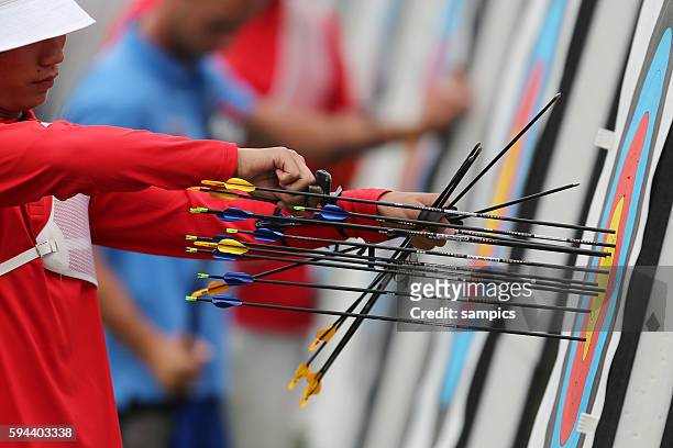 Bogenschiessen der Männer Qualifikation Archery qualifkation men Schüzte zieht die Pfeile aus der Zielscheibe Olympische Sommerspiele in London 2012...