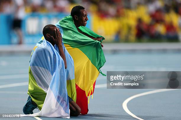 Meter Final men Weltmeister Mohammed Aman ETH und dritter Ayanleh Souleiman DJI beten auf der Laufbahn Leichtathletik WM Weltmeisterschaft Moskau...