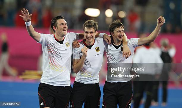 V.l.: Christopher Wesley , Florian Fuchs , Tobias Hauke Olympische Sommerspiele 2012 London : Hockey Männer Finale Deutschland 1 Riverbank Arena...