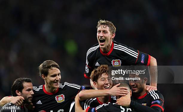 Erleichterung pur von Stefan Kiessling Bayer Leverkusen nach dem Tor von lSidney Sam Bayer Leverkusen oben auf Championsleague Fussball Bayer...