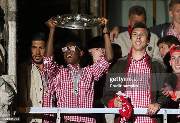 David Alaba mit Brille und Meisterschale FC Bayern München feiert die 23. Deutsche Meisterschaft mit den Fans auf dem Rathaus Balkon am Münchner...