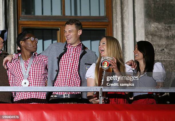 Manuel Neuer und David Alaba singen mit den paulas FC Bayern München feiert die 23. Deutsche Meisterschaft mit den Fans auf dem Rathaus Balkon am...
