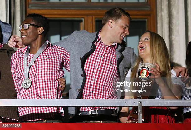 Manuel Neuer und David Alaba singen mit den paulas FC Bayern München feiert die 23. Deutsche Meisterschaft mit den Fans auf dem Rathaus Balkon am...