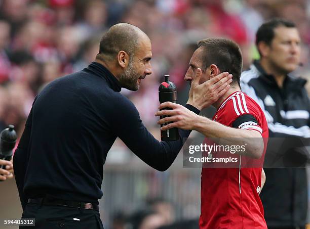 Trainer Coach Pep Josep Guardiola FC Bayern München Munich redet auf Franck RIBERY FC Bayern München er ein ind streichelt seine Wange 1 Bundesliga...