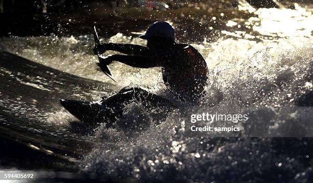 Viertelfinale der Männer bei Nacht unter Flutlicht Kajak Einer Männer K1 men Kanu ICF Freestyle WM 2011 in Plattling