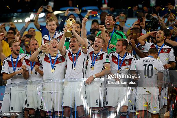 Miroslav Klose Deutschland mit WM Pokal Weltmeisterschaftspokal Bastian Schweinsteiger Deutschland Andre Schürle Schuerle Deutschland Benedikt...