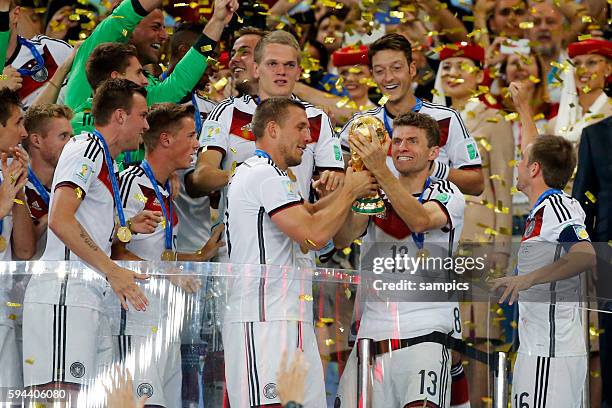 Siegerehrung Phlipp Lahm Deutschland Germany mit WM Pokal Weltmeisterschaftspokal Lukas Podolski Deutschlandl Thomas Müller Müller Deutschland...