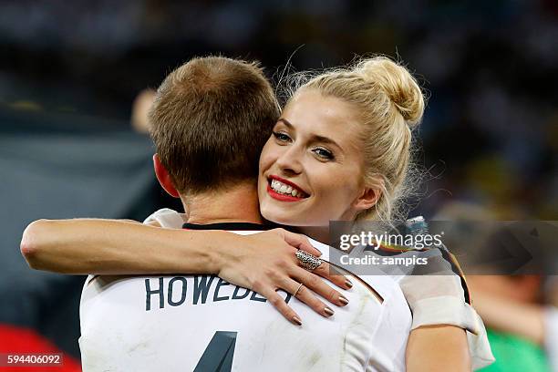 Lena Gercke mit Benedikt Höwedes Deutschland Fussball Weltmeister Deutschland Weltmeisterschafts Finale Deutschland 0 n. Verlängerung - Finale final...