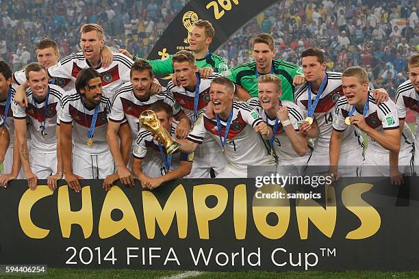 Sieger Mannschaftsfoto des Weltmeisters mit WM Pokal Weltmeisterschftspokal Bastian Schweinsteiger Deutschland Phlipp Lahm Deutschland Germany Andre...