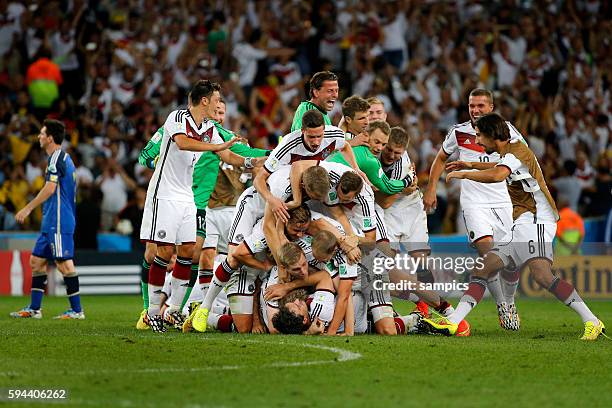 Schlussjubel der deutschen Mannschaft mit Mats Hummels Deutschland Mario Götze Goetze Deutschland Germany Per Mertesacker Deutschland Mesut Ösil...