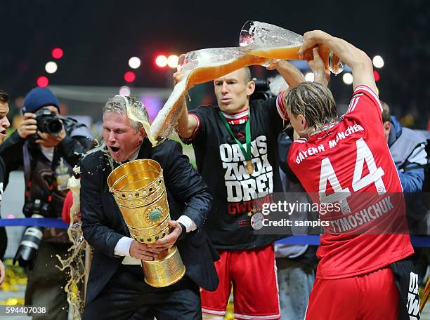 Bierdusche für Trainer Jupp Heynckes FC Bayern München von Anatoliy Tymoshchuk FC Bayern München und Arjen ROBBEN FC Bayern München Fussball DFB...