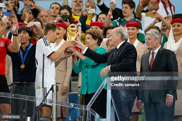 Kapitän Phlipp Lahm Deutschland Germany mit WM Pokal Weltmeisterschaftspokal bei der Siegerehrung mit Sepp Blatter Joachim Gauck und Brasilien...