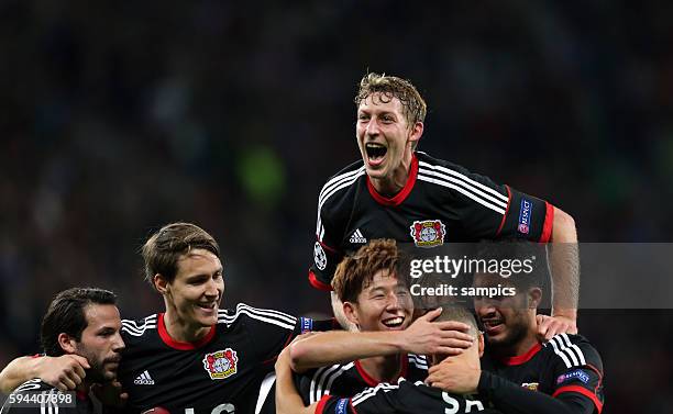 Erleichterung pur von Stefan Kiessling Bayer Leverkusen nach dem Tor von lSidney Sam Bayer Leverkusen oben auf Championsleague Fussball Bayer...