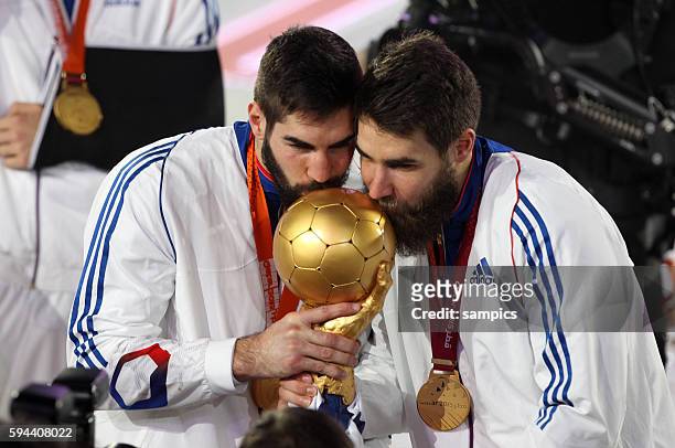 Frankreich ist Handball Weltmeister 2015 Nikola KARABATIC und Luka KARABATIC küssen den Pokal Men's World Championsship 2015 Qatar final match :...