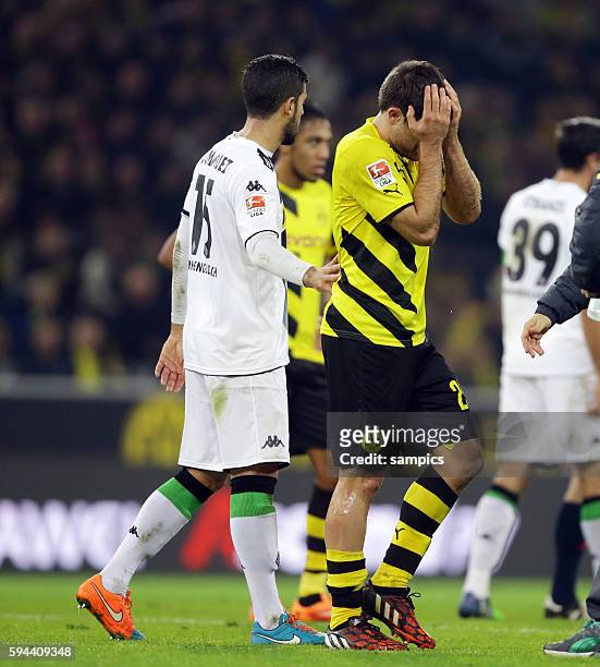 Sokratis verletzt mit starken Schmerzen wir getröstet von Alvaro Dominguez Fußball 1.Bundesliga : Borussia Dortmund - Borussia Mönchengladbach 1:0