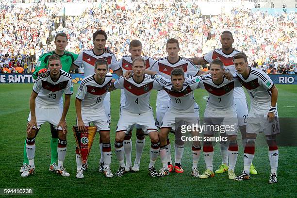 Mannschafts foto des Weltemeisters hinten v.l. Manuel Neuer Deutschlandu Mats Hummels Deutschland Toni Kroos Deutschland Miroslav Klose Deutschland...